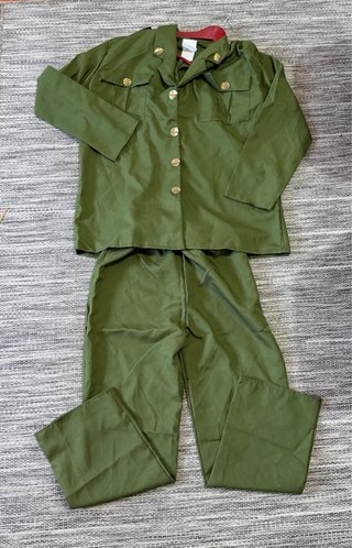 Conjunto militar verde y dorado