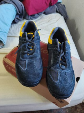 Zapatos de seguridad Bellota negros y amarillos