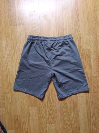 Pantalón corto deportivo gris