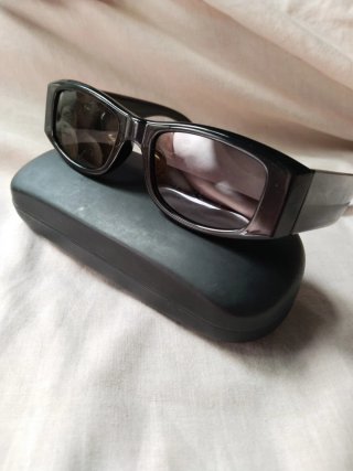 Gafas de sol negras + estuche