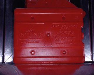 Caja isotérmica reflectante y acumuladores de frío