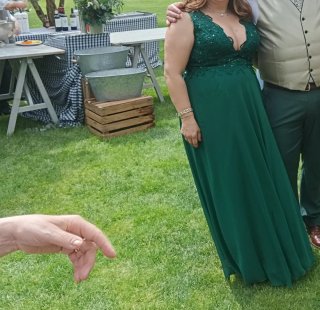 Vestido de fiesta verde con abertura