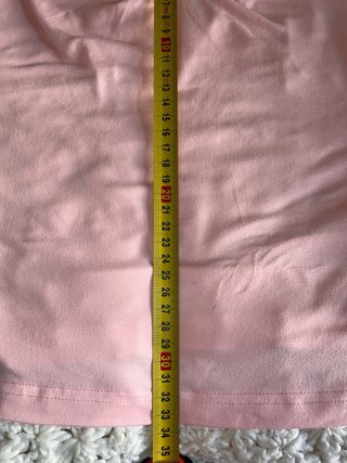 Camiseta rosa veraniega con escote fruncido