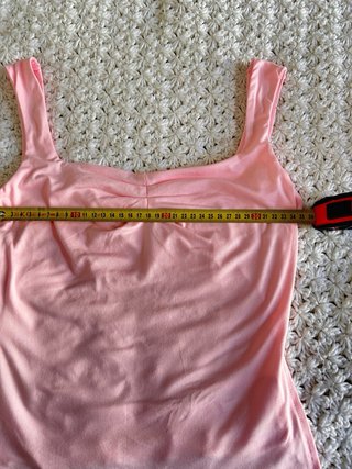 Camiseta rosa veraniega con escote fruncido