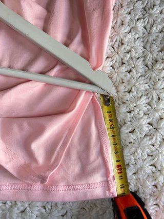 Camiseta rosa veraniega con escote fruncido