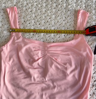 Camiseta rosa veraniega con escote fruncido