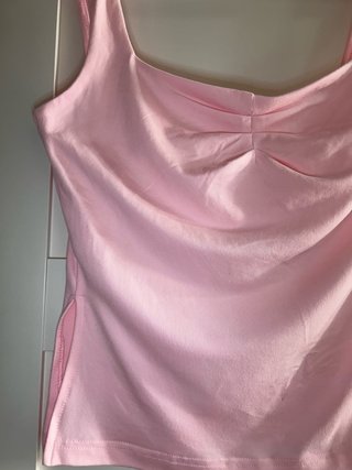 Camiseta rosa veraniega con escote fruncido