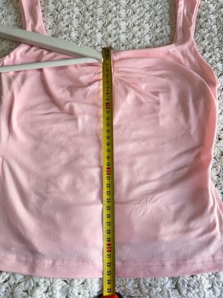 Camiseta rosa veraniega con escote fruncido