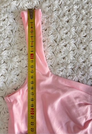 Camiseta rosa veraniega con escote fruncido