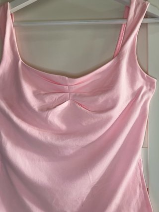 Camiseta rosa veraniega con escote fruncido