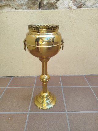 Florero de metal dorado con leones