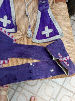 Antiguo estola litúrgica morada cruz