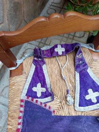 Antiguo estola litúrgica morada cruz