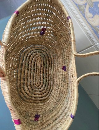 Cesto de mimbre beige con detalles morados