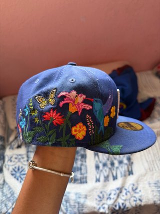 Gorra New Era Bordada Flores y Pájaro