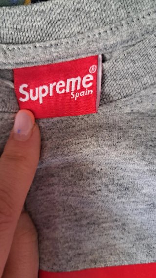 Camiseta Supreme Gris Logo Rojo