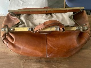 Maleta de médico vintage de cuero marrón