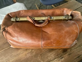 Maleta de médico vintage de cuero marrón