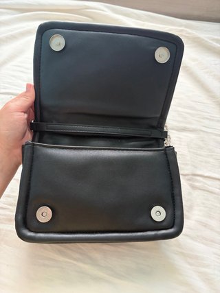 Bolso negro con cadena plateada
