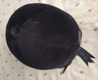 Pantalón montar negro, casco y chaleco equitación