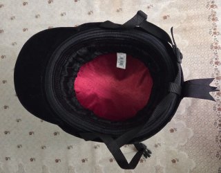 Pantalón montar negro, casco y chaleco equitación