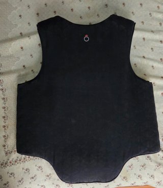Pantalón montar negro, casco y chaleco equitación