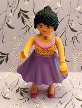 Playmobil figura niña vestido morado