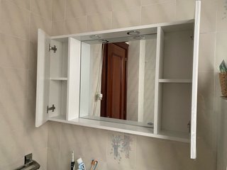 Espejo de baño con cristal y focos de luz.