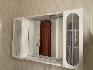 Espejo de baño con cristal y focos de luz.