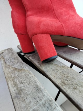 Botas altas rojas de tacón y punta
