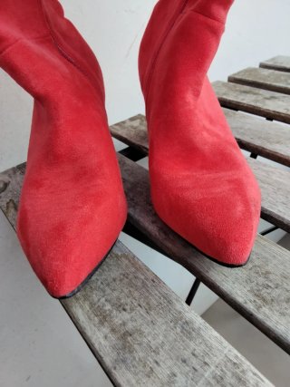 Botas altas rojas de tacón y punta