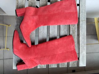 Botas altas rojas de tacón y punta