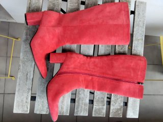 Botas altas rojas de tacón y punta