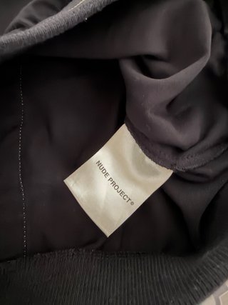 Camiseta Nude Project Negra con Rayas Blancas