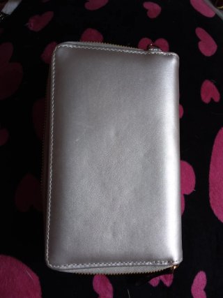 Cartera plateada multiusos con perla cute