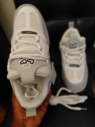 Louis Vuitton Skate Grises y Blancas