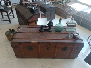 Baúl antiguo de cuero y madera