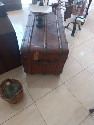 Baúl antiguo de cuero y madera