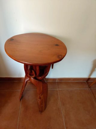 Mesita de madera artesanal