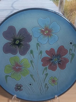 Plato decorativo de cerámica con flores