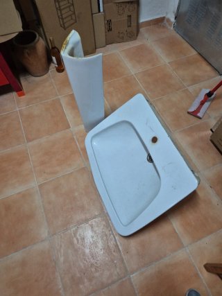 Lavabo de baño con peana
