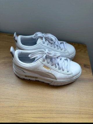 Zapatillas Puma Blancas y Beige