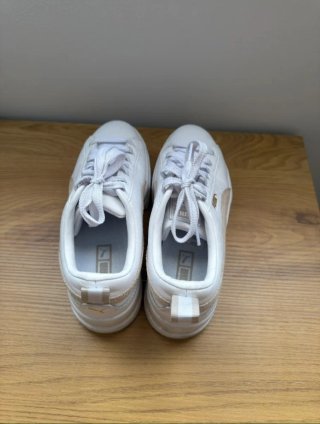 Zapatillas Puma Blancas y Beige