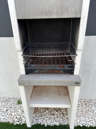 Barbacoa de piedra y metal