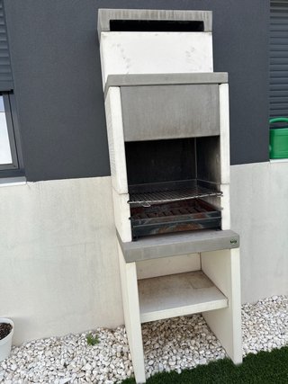Barbacoa de piedra y metal