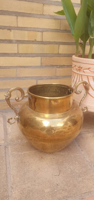 Cántaro de latón con asas