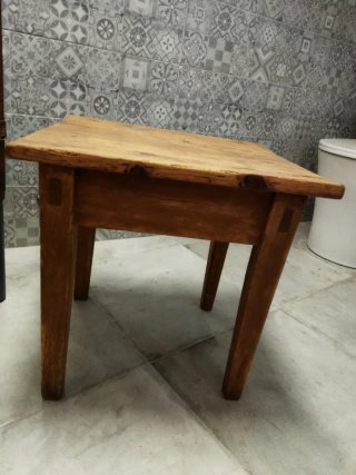 Mesita auxiliar rústica de madera