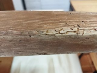 Mesita auxiliar rústica de madera