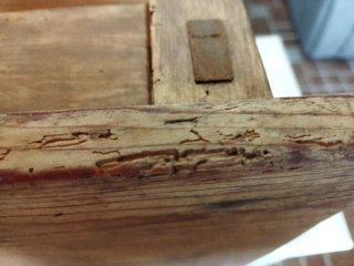 Mesita auxiliar rústica de madera