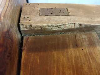 Mesita auxiliar rústica de madera